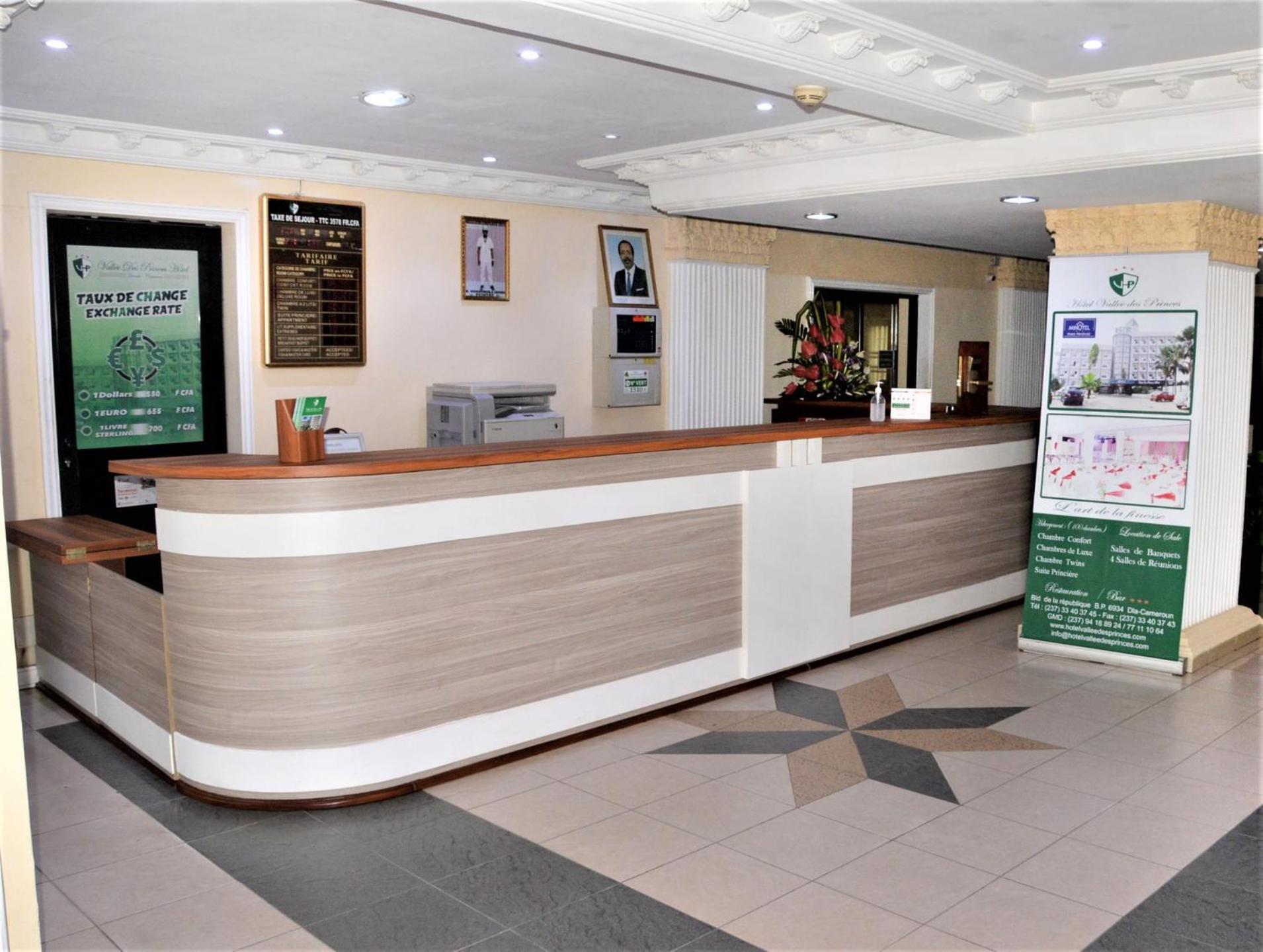 Hotel Vallee Des Princes Douala Exterior photo