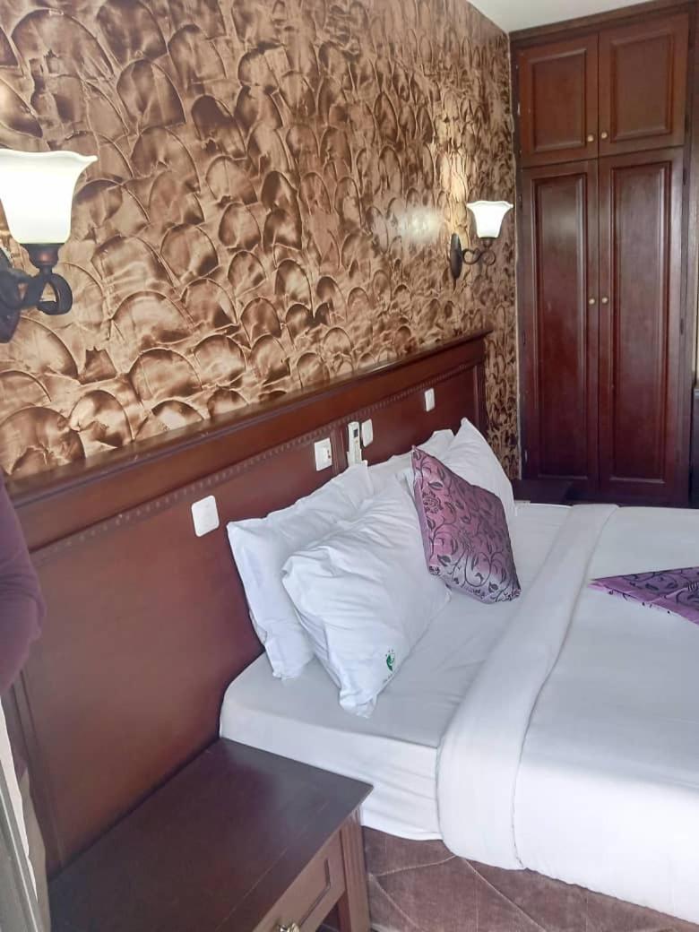 Hotel Vallee Des Princes Douala Exterior photo